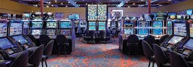 Người dùng Việt Nam trải nghiệm slots và game bài trên điện thoại tại kpxs